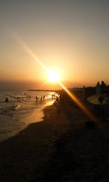 Seascape Beach Sunset People Enjoying Vacation Sun Rays Vertical View — Stock Photo, Image