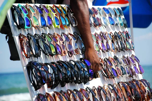 Mão Preta Vendedor Vendendo Vários Óculos Sol Coloridos Praia Close — Fotografia de Stock