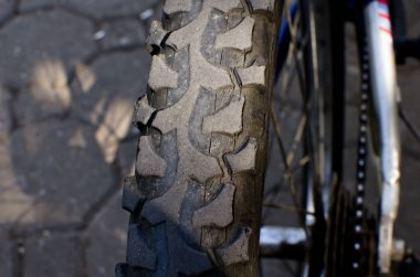 Bisiklet tekerleği, lastik, yakın çekim, dışarıda duran bisiklet. 