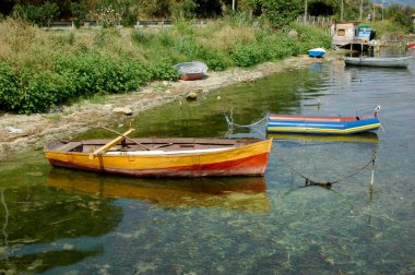 Sazlık, Dojran Gölü, Makedonya kıyılarındaki eski renkli ahşap balıkçı tekneleri