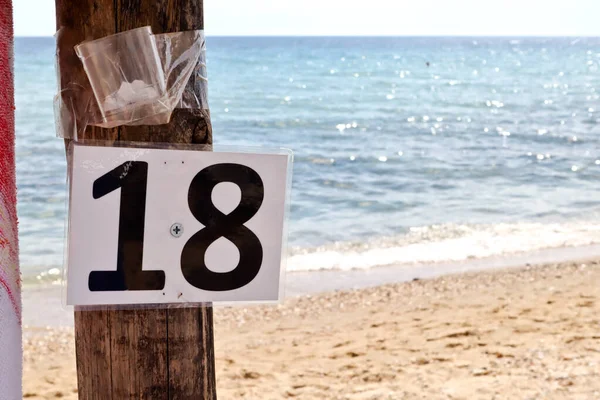 Número Soporte Madera Sombrilla Número Sombrilla Con Mar Playa Fondo — Foto de Stock