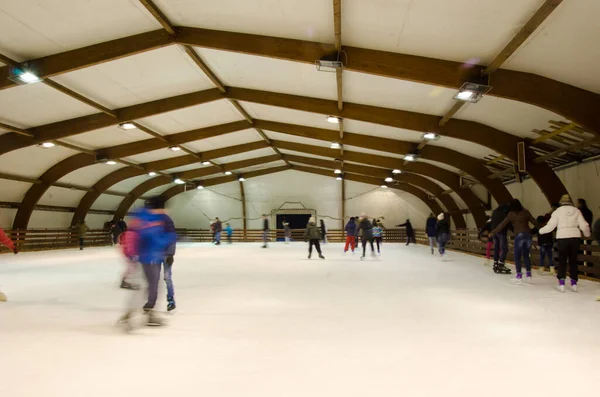 2017年2月11日 塞尔维亚尼斯 冬季运动 滑冰场模糊 长时间暴露 体育和休闲概念 复制空间 — 图库照片