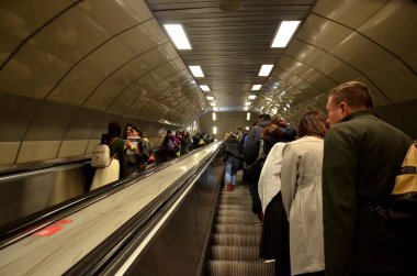 İstanbul, Türkiye, 08 Mart 2019: İstanbul metro istasyonunda, metro istasyonunda, metro istasyonunda, metro istasyonunda yürüyen yürüyen yürüyen yürüyen yürüyen merdivende meşgul insanlarla birlikte insanlar
