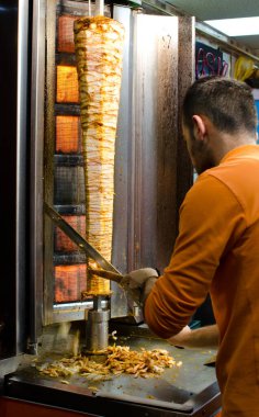 İstanbul, Türkiye, 08 Mart 2019: Fast food restoranında çalışan, dikey tükürük donör kebabı kesen, geleneksel sokak yemeği, gece içkisi 