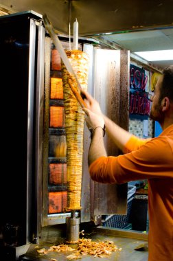 İstanbul, Türkiye, 08 Mart 2019: Fast food restoranında çalışan, dikey tükürük donör kebabı kesen, geleneksel sokak yemeği, gece içkisi 