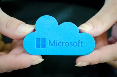 Nis, Sırbistan, 24 Nisan 2018: Microsoft Windows OneDrive simgesini tutan kadın siyah arkaplanı tutuyor
