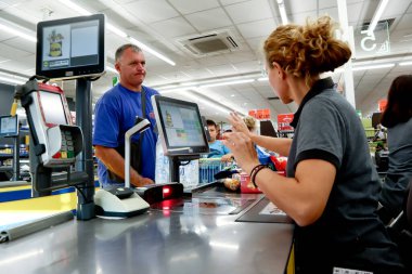 Nea Moudania, Yunanistan, 09 Ağustos 2018: Bir Lidl süpermarketinin içi, Lidl bir Alman indirim zinciri süpermarketi, müşteri kasiyerin yanındaki süpermarkette duruyor.