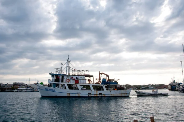 Nea Moudania Chalkidiki Félsziget Görögország 2018 Augusztus Horgászcsónak Érkezik Nea — Stock Fotó