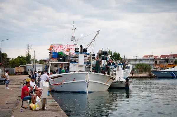 Nea Mudania Península Chalkidiki Grecia Agosto 2018 Barco Pesca Puerto —  Fotos de Stock