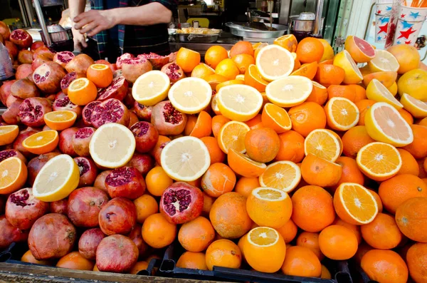 Куча Сырых Апельсинов Гранатов Уличном Рынке Подготовка Свежей Сочной Наружной — стоковое фото