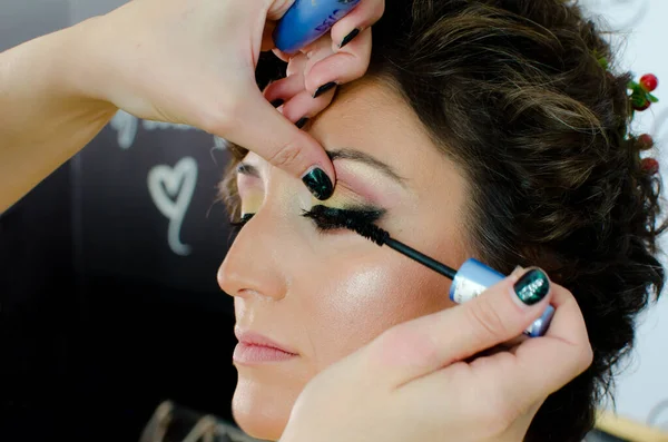 Makyaj Sanatçısı Siyah Rimelini Fırçayla Gözlerine Sürüyor Güzel Kadın Gözleri — Stok fotoğraf