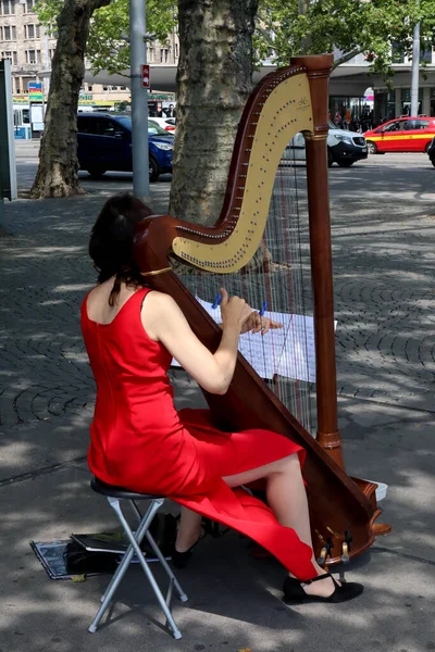 Zurich Suiza Julio 2019 Hermosa Chica Elegante Vestido Rojo Tocando — Foto de Stock