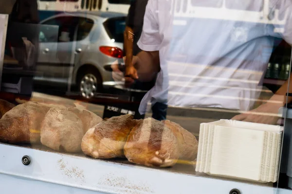 Цюрих Швейцария Июля 2019 Пекарь Стоит Свежим Хлебом Прозрачном Витрине — стоковое фото