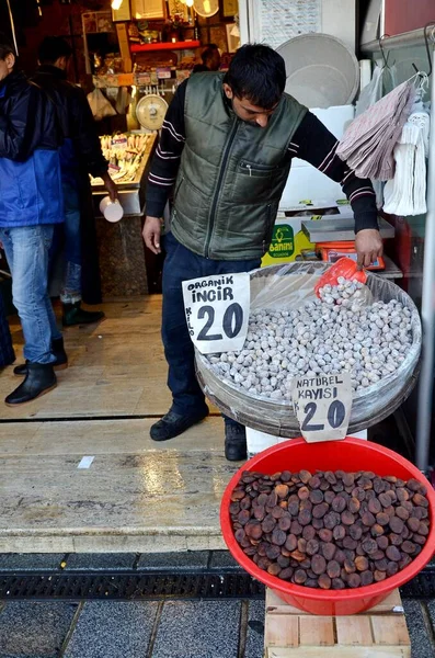 Стамбул Турция Марта 2019 Года Уличный Продавец Своими Товарами Органическим — стоковое фото