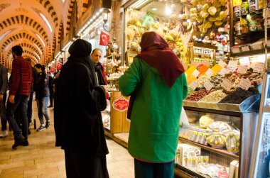 İstanbul, Türkiye, 07 Mart 2019: Mısır Çarşısı 'ndaki iki Müslüman kadın, İstanbul' daki en eski pazardır., 