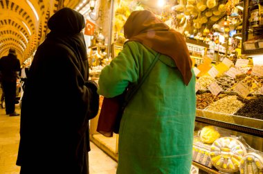 İstanbul, Türkiye, 07 Mart 2019: Mısır Çarşısı 'ndaki iki Müslüman kadın, İstanbul' daki en eski pazardır., 