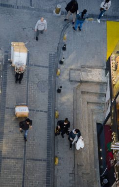 İstanbul, Türkiye, 07 Mart 2019: İstanbul 'un Laleli ilçesinde dar kaldırım taşı sokağının üst manzarası. İşçiler o bölgedeki pek çok pazar için malzeme ve erzak taşıyorlar.