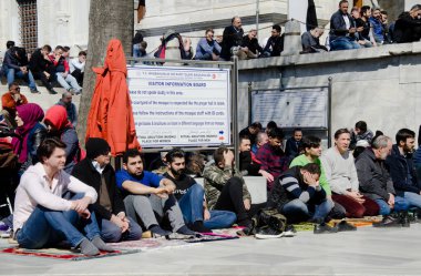 İstanbul, Türkiye, 08 Mart 2019: İstanbul 'daki Nuruosmaniye Camii önündeki sokakta namaz kılan bir grup Müslüman. Nuruosmaniye Camii, Fatih ilçesine bağlı 18. yüzyıl camii.