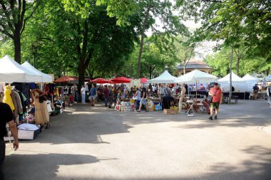 Zürih, İsviçre, 21 Temmuz 2019: Zürih 'teki Burkliplatz pazarında Cumartesi günü, pek çok standı ve güneş gözlükleriyle, insanlar çeşitli mallar arıyorlar, pek çok alıcı ve satıcı ile açık pazar