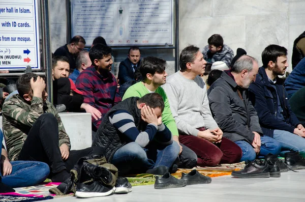 Istambul Turquia Março 2019 Grupo Muçulmanos Reza Rua Frente Nuruosmaniye — Fotografia de Stock