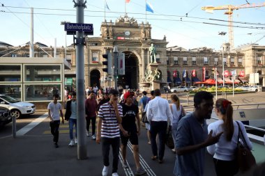 Zürih, İsviçre, 19 Temmuz 2019: Zürih ana tren istasyonu, Bahnhofplatz meydanındaki insanlar, Bahnhofstrasse caddesinden manzara. Zürih ana istasyonu İsviçre 'nin en büyük tren istasyonudur..