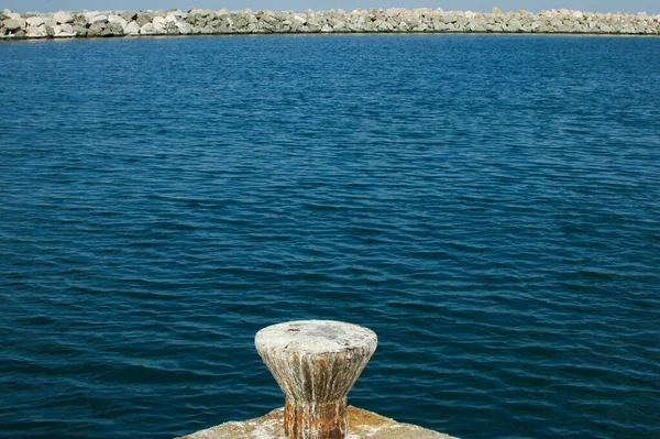 Detalle Puerto Piedra Mar Azul Con Protección Rompeolas Olas —  Fotos de Stock