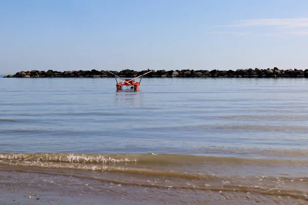 Adriyatik Denizi Ndeki Kırmızı Kurtarma Botu Talya Nın Rimini Sahilinde — Stok fotoğraf