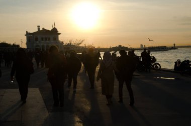 İstanbul, Türkiye, 07 Mart 2019 İstanbul İstanbul 'da güzel bir gün batımı, rıhtımda yürüyen insan ve turistlerin siluetleri 