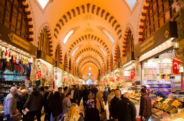 İstanbul, Türkiye, 07 Mart 2019: Mısır Çarşısı içinde büyük bir grup insan. Baharat Pazarı, dekore edilmiş tavan ve çeşitli dükkanlarla İstanbul 'un en eski pazarı