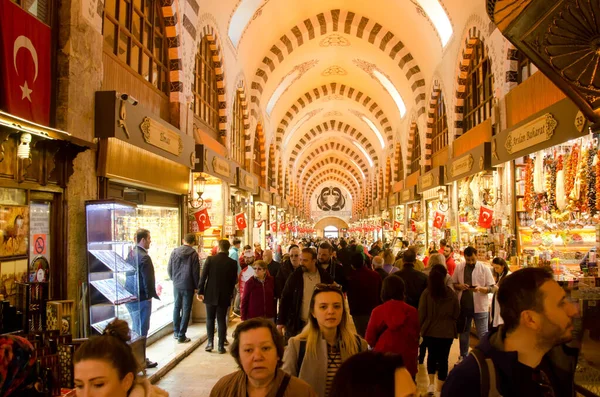 2019年3月7日 土耳其伊斯坦布尔 埃及集市内的大量人群 香料集市是伊斯坦布尔历史最悠久的集市 有装饰过的天花板和各种商店的细节 — 图库照片