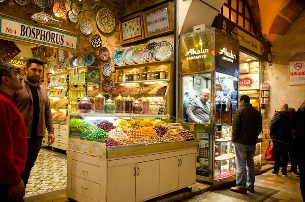 Istanbul Turkiet Mars 2019 Marknadsförsäljare Står Framför Marknadsbutik Med Olika — Stockfoto