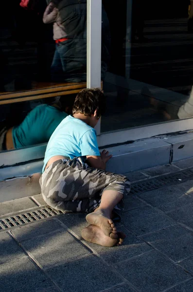 Istambul Turquia Março 2019 Jovem Sem Teto Descalço Deitado Lado — Fotografia de Stock