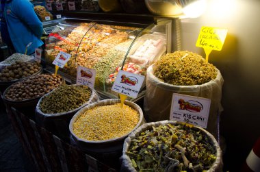 İstanbul, Türkiye, 07 Mart 2019: Mısır Çarşısı 'nın içinde bir lambayla aydınlatılmış çeşitli kestane, fındık, şam fıstığı ve diğer malların bulunduğu market. Baharat Pazarı İstanbul 'un en eski pazarı, 