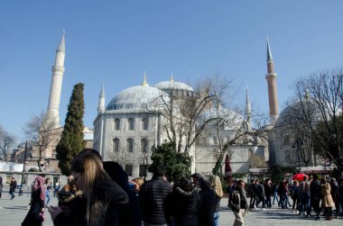 İstanbul, Türkiye, 08 Mart 2019: Ayasofya Kutsal Bilgelik Kilisesi, Ayasofya ve Ayasofya Kilisesi, Ayasofya 'nın güneşli bir gününde Ayasofya Ayasofya' nın önünde bulunan birçok turist. Bizans simgesi