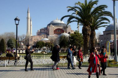 İstanbul, Türkiye, 08 Mart 2019: Ayasofya Kutsal Bilgelik Kilisesi, Ayasofya ve Ayasofya Kilisesi, Ayasofya 'nın güneşli bir gününde Ayasofya Ayasofya' nın önünde bulunan birçok turist. Bizans simgesi