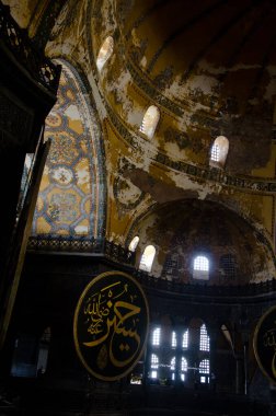 Aya Sofya 'nın iç mimarisi, Bizans' ın ünlü simgesi ve İstanbul 'daki dünya harikası, Ayasofya Müzesi içindeki İslami hat paneli büyük pencereler ve dekoratif tavan
