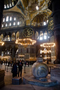İstanbul, Türkiye, Mart 08.2019: Ayasofya antik bazilika Ayasofya 'da turistlerle iç mekan, Bizans Kültürü' nün en büyük anıtıdır. 6 sentten inşa edilmiş.