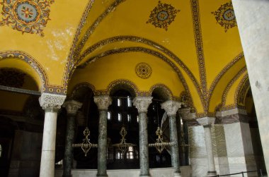 İstanbul, Türkiye, 08 Mart 2019: Sofya 'daki dekoratif tavan ve sütunlar veya Aya Sofya iç mimarisi, ünlü Bizans simgesi ve İstanbul' daki dünya harikası