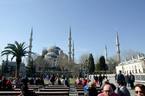 Estambul Turquía Marzo 2019 Muchos Turistas Frente Santa Sofía Día — Foto de Stock