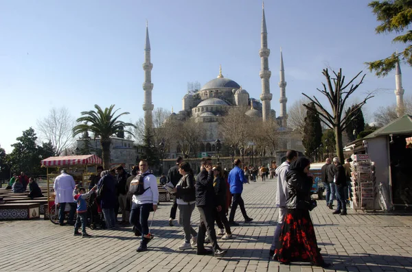 Istanbul Turkey March 2019 Many Tourists Front Hagia Sophia Sunny — Stock Photo, Image
