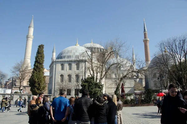 Estambul Turquía Marzo 2019 Muchos Turistas Frente Santa Sofía Día — Foto de Stock