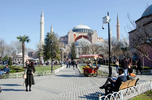 2019年3月8日 土耳其伊斯坦布尔 在阳光明媚的日子 许多游客来到圣索菲亚教堂前 圣智慧教堂 Church Holy Wisdom 是伊斯坦布尔的博物馆和受欢迎的旅游景点 拜占庭地标 — 图库照片