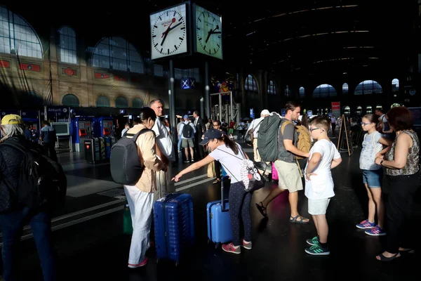 2019年7月19日スイス チューリッヒ 夏の夜遅くに太陽の光が降り注ぎ 乗客でいっぱいの鉄道でチューリッヒの主要な鉄道駅であるチューリッヒ ハウプトフンホフのインテリアショット — ストック写真