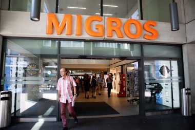 Zürih, İsviçre, 21 Temmuz 2019: Zürih 'te bir Migros restoranına giriş, restoranın önündeki insanlar
