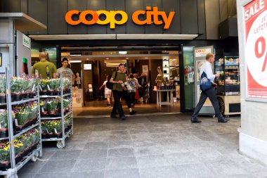 Zürih, İsviçre, 19 Temmuz 2019: Zürih 'teki süpermarket COOP Şehrine giriş. Coop İsviçre 'nin en büyük ikinci perakende şirketi.