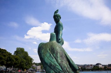Zürih, İsviçre, 19 Temmuz 2019: Zürih Ganymede Ganymede 'nin ünlü heykeli, güneşli yaz gününde bulutlu mavi gökyüzü..