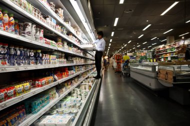Zürih, İsviçre, 19 Temmuz 2019: işçiler Zürih 'teki süpermarket COOP CITY' nin içinde ayakta durmak ve ürünleri düzenlemek için tırmandılar. Coop İsviçre 'nin en büyük ikinci perakende şirketi.