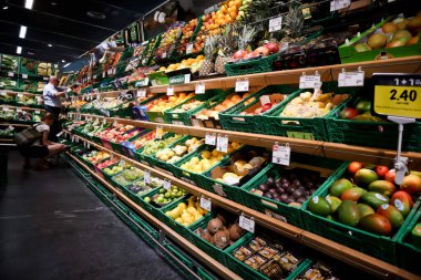Zürih, İsviçre, 19 Temmuz 2019: İsviçre 'nin en büyük ikinci perakende şirketi olan süpermarket COOP' un içindeki Coop marketten meyve ve sebze alışverişi yapan müşteriler