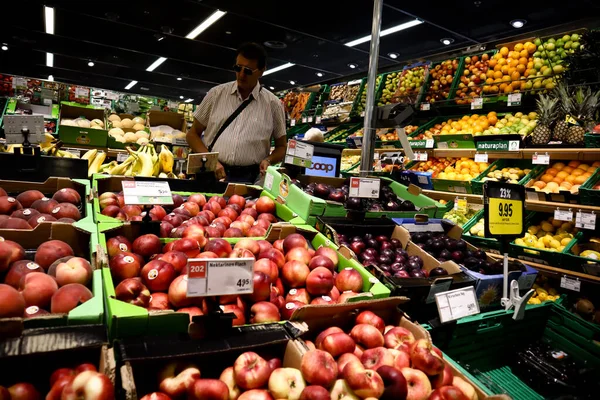 Цюрих Швейцария Июля 2019 Года Клиенты Покупающие Фрукты Овощи Продуктовом — стоковое фото