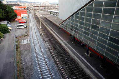 Zürih, İsviçre, 22 Temmuz 2019: Gündüzleri Zürih şehrinde camdan yapılmış tren raylarının ve modern binaların en üst görüntüsü